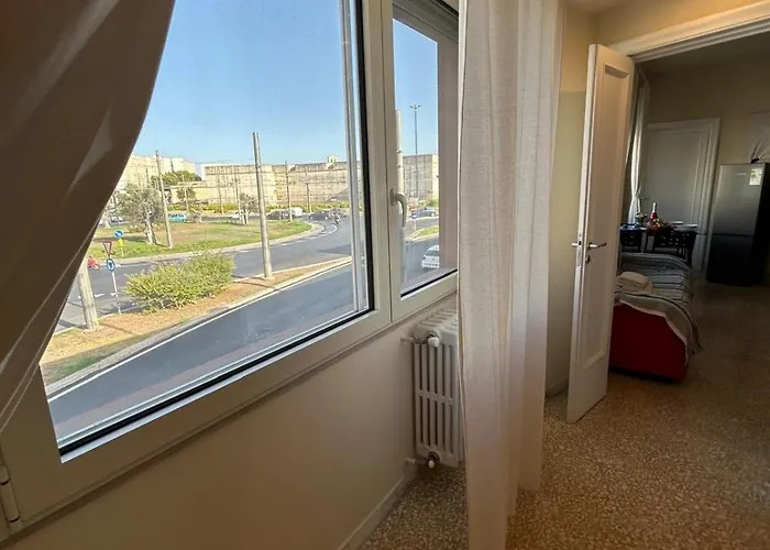 Porta Deuropa לינה וארוחת בוקר לצ'ה